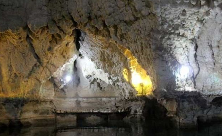 غار آهکی روستای درمان آباد
