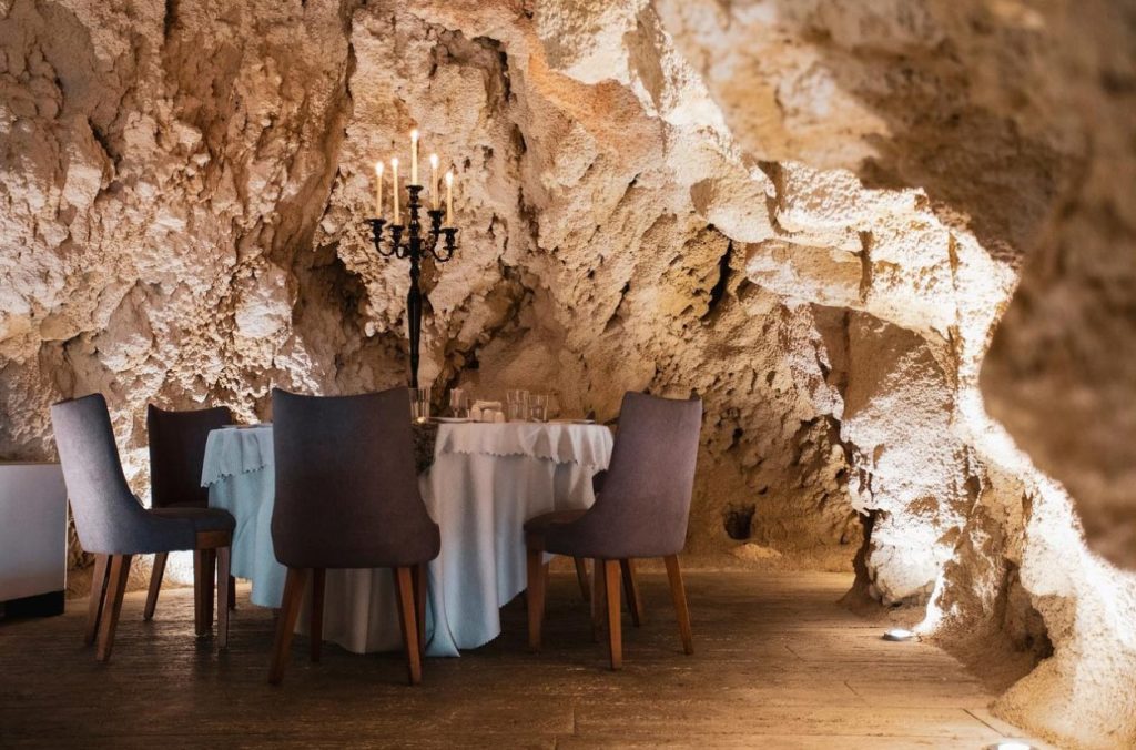 رستوران داخل غار باکویه از بهترین رستوران های شیراز