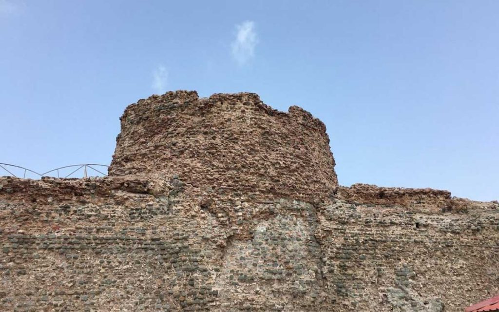 دیوارهای قلعه