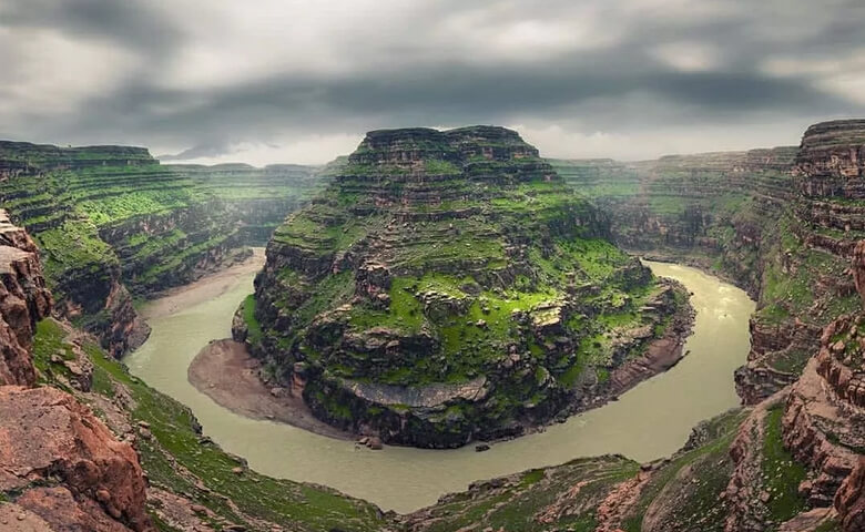 کمپینگ در دره خزینه لرستان در ایران