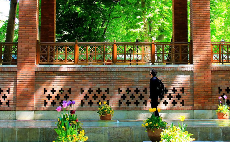 پیاده روی در باغ ایرانی در ده ونک تهران