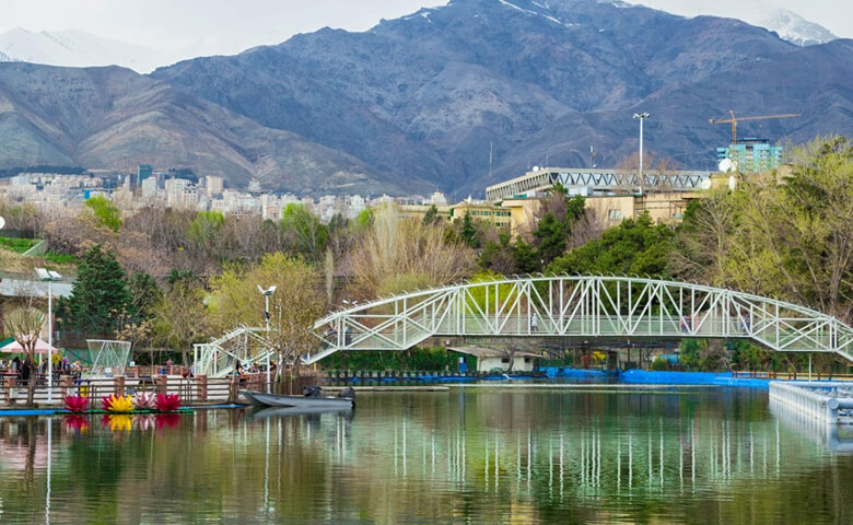 پیاده روی در پارک ملت تهران