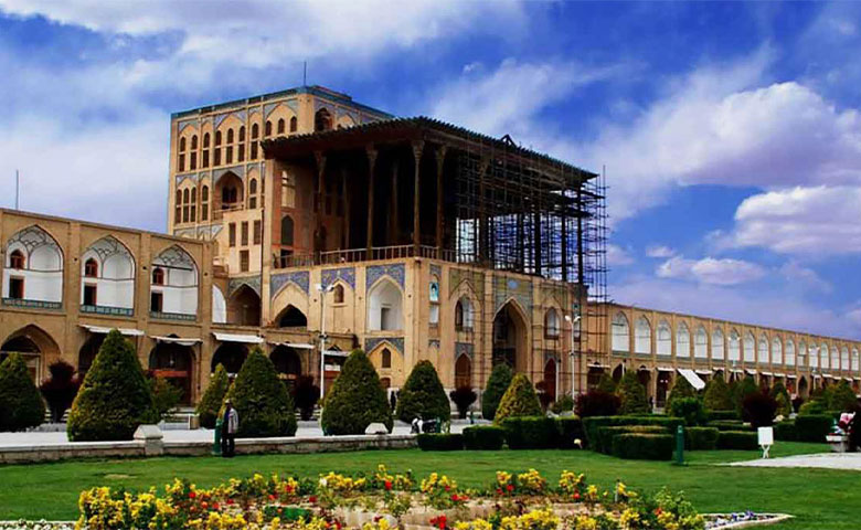 جاهای دیدنی اطراف عمارت عالی‌قاپو اصفهان