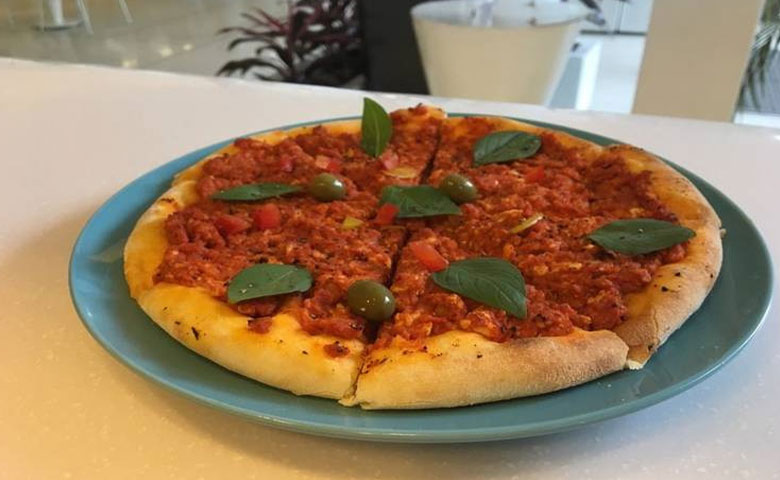 مجموعه فست فود آیوت، تجربه خوشمزگی پیتزا با خیال راحت!
